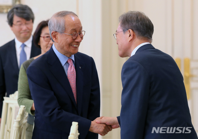 【서울=뉴시스】박진희 기자 = 문재인 대통령이 2일 청와대 인왕실에서 사회계 원로 초청 오찬간담회에 앞서 윤여준(전 환경부 장관) 윤여준 청치연구원장을 비롯한 참석자들과 인사를 나누고 있다. 2019.05.02.&nbsp; pak7130@newsis.com