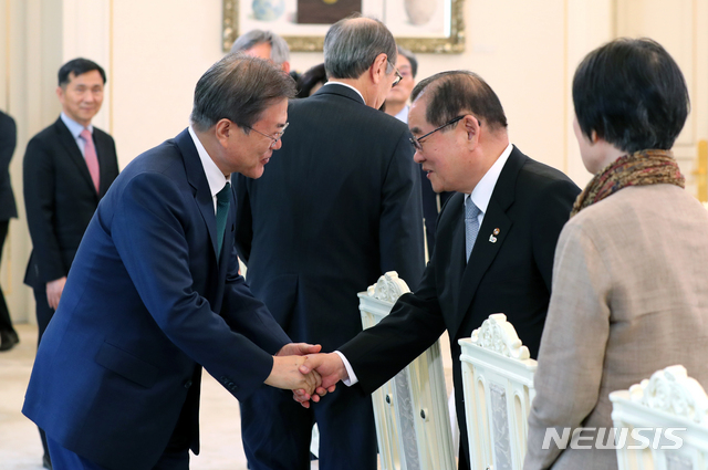 【서울=뉴시스】박진희 기자 = 문재인 대통령이 2일 청와대 인왕실에서 사회계 원로 초청 오찬간담회에 앞서 이종찬(전 국정원장) 우당장학회 이사장을 비롯한 참석자들과 인사를 나누고 있다. 2019.05.02.  pak7130@newsis.com