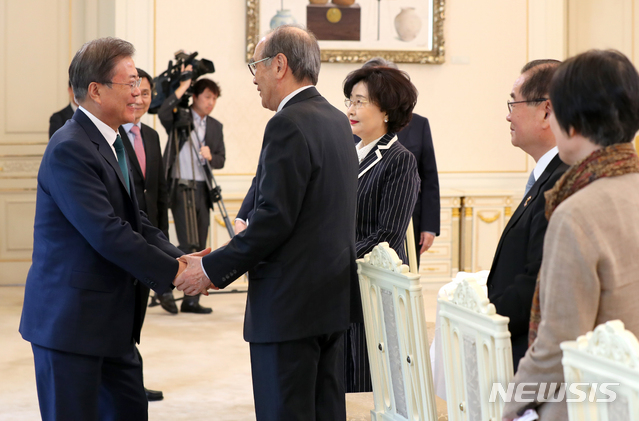 【서울=뉴시스】박진희 기자 = 문재인 대통령이 2일 청와대 인왕실에서 사회계 원로 초청 오찬간담회에 앞서 이홍구(전 국무총리) 유민문화재단 이사장을 비롯한 참석자들과 인사를 나누고 있다. 2019.05.02.&nbsp; pak7130@newsis.com