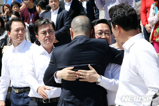 【서울=뉴시스】이종철 기자 = 자유한국당 김태흠 좌파독재저지특위 위원장을 비롯해 윤영석·이장우·성일종 의원과 이창수 충남도당 위원장이 2일 오전 국회 본관 앞 계단에서 선거법 개정안과 공수처 법안 패스트트랙 지정의 부당성을 알리는 삭발식을 했다. 먼저 삭발한 박대출 의원(뒷모습)이 삭발을 앞둔 의원들과 포옹하고 있다. 왼쪽부터 성일종 의원, 김태흠 위원장, 박대출 의원, 이장우 의원, 윤영석 의원. 2019.05.02. jc4321@newsis.com