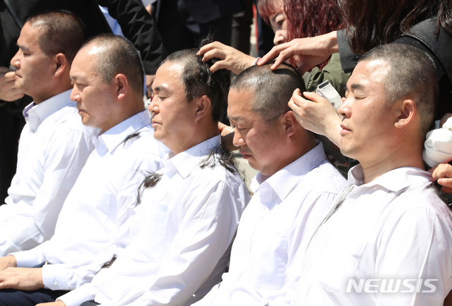 【서울=뉴시스】이종철 기자 = 자유한국당 김태흠 좌파독재저지특위 위원장을 비롯해 윤영석·이장우·성일종 의원과 이창수 충남도당 위원장이 2일 오전 국회 본관 앞 계단에서 선거법 개정안과 공수처 법안 패스트트랙 지정의 부당성을 알리는 삭발식을 하고 있다. 2019.05.02.&nbsp; jc4321@newsis.com