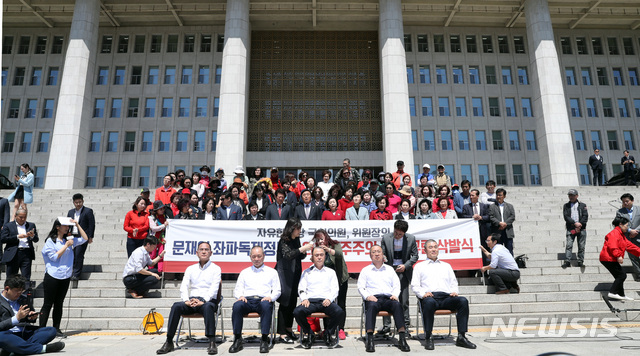 【서울=뉴시스】 박영태 기자 = 2일 오전 서울 여의도 국회 본청 앞에서 진행된 자유한국당 의원과 당협위원장이 패스트트랙 법안 철회를 위한 삭발식을 하고 있다. 오른쪽부터 윤영석, 이장우, 김태흠, 성일종, 이창수 천안병 당협위원장. 2019.05.02. since1999@newsis.com