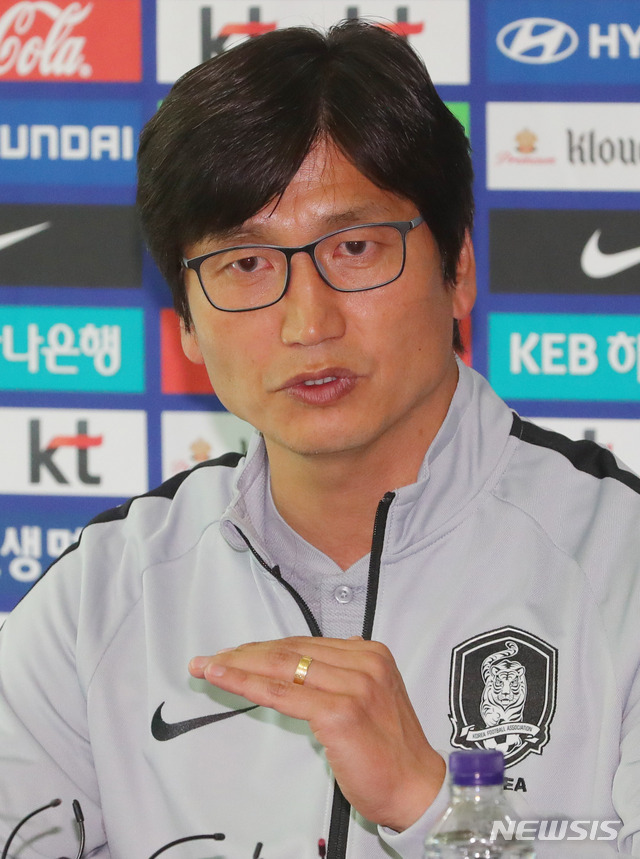 【파주=뉴시스】 기자 = 2일 오후 경기 파주시 파주NFC에서 열린 U-20 남자 축구대표팀 미디어데이에 참석한 정정용 감독이 취재진의 질문에 답하고 있다. 2019.05.02.&nbsp; dahora83@newsis.com