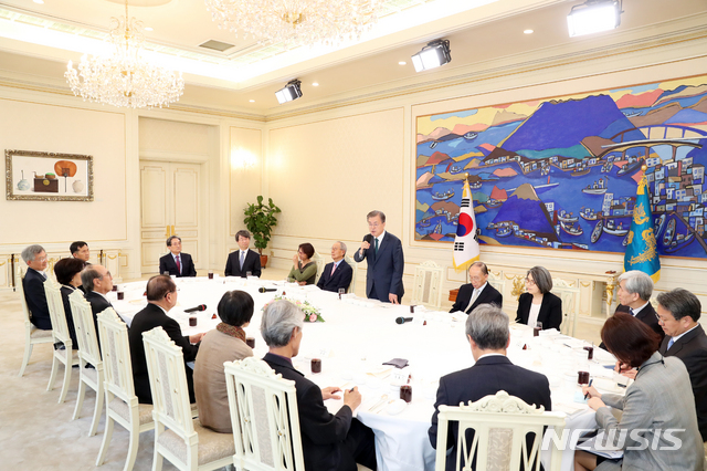 【서울=뉴시스】박진희 기자 = 문재인 대통령이 2일 청와대 인왕실에서 열린 사회계 원로 초청 오찬간담회에서 인사말을 하고 있다. 2019.05.02. pak7130@newsis.com