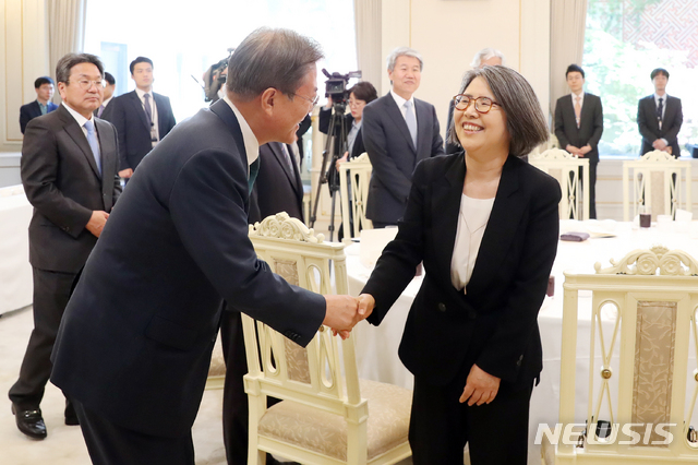 【서울=뉴시스】박진희 기자 = 문재인 대통령이 2일 청와대 인왕실에서 열린 사회계 원로 초청 오찬간담회에서 김영란 대법원 양형위원회 위원장과 인사하고 있다. 2019.05.02. pak7130@newsis.com