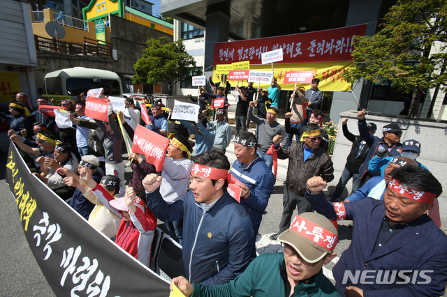 【속초=뉴시스】김경목 기자 = 속초·고성산불피해 비상대책위원회 이재민들과 속초시의회 의원들이 2일 오전 강원 속초시의회 앞에서 기자회견을 열고 정부·한국전력공사·속초시를 싸잡아 규탄하고 있다. 2019.05.02. photo31＠newsis.com