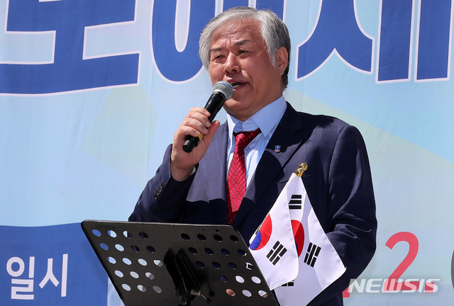 【서울=뉴시스】이영환 기자 = 4대강 보 해체 저지 범국민연합 공동대표인 전광훈 한국기독교총연합회 대표회장이 지난달 2일 오후 서울 용산구 서울역광장에서 열린 4대강 보해체 저지 투쟁 제1차 범국민대회에 참석해 문 대통령 규탄 발언을 하고 있다. 2019.05.02. 20hwan@newsis.com