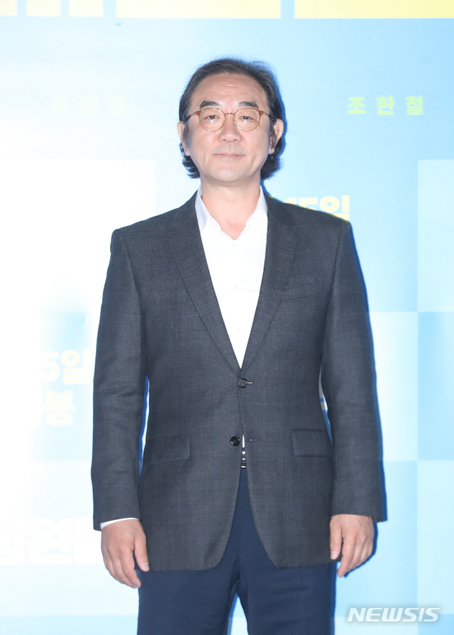 [서울=뉴시스] 조수정 기자 = 영화 '배심원들' 언론시사회가 열린 2일 오후 서울 이촌동 CGV용산아이파크몰에서 배우 이 포즈를 취하고 있다. 2019.05.02. chocrystal@newsis.com