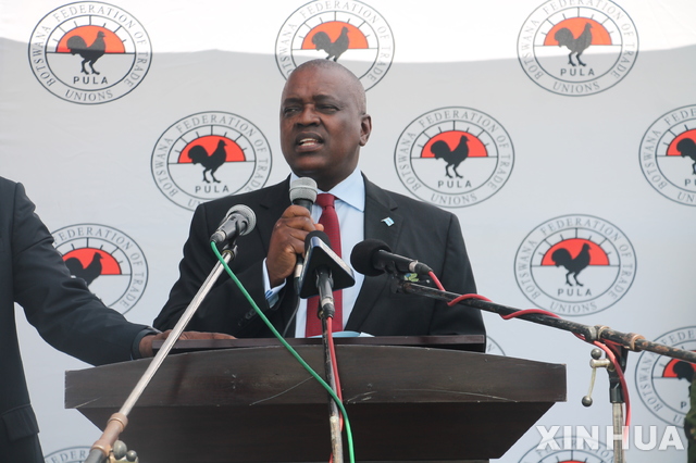 【가보로네 ( 보츠와나)= AP/뉴시스】 올해 5월 2일 노동절 행사에서 연설하고 있는 모그위치 마시시 보츠와나 대통령. 보츠와나는 에이즈를 일으키는 HIV바이러스 환자 발생률이 세계에서 가장 높은 나라이다.