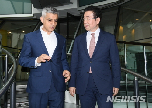 【서울=뉴시스】영국 런던을 방문 중인 박원순 시장이 2일 오후 5시 45분(현지시간) 런던시청에서 사디크 칸 런던시장과 만나 악수하고 있다.2019.05.03. (사진=서울시 제공) 