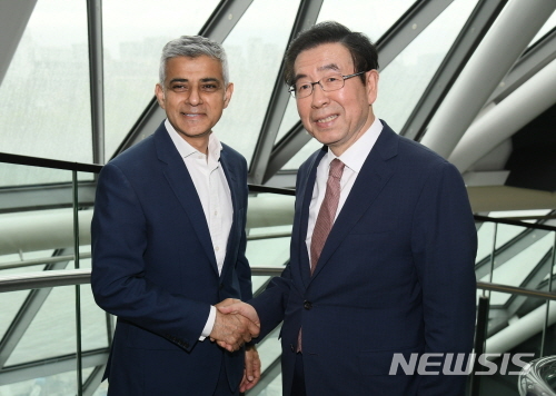 【영국(런던)=뉴시스】영국 런던을 방문 중인 박원순(오른쪽) 시장이 2일 오후 5시 45분(현지시간) 런던시청에서 사디크 칸 런던시장과 만나 악수하고 있다. 2019.05.03. (사진=서울시 제공)