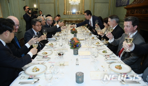 【영국(런던)=뉴시스】영국 런던을 방문 중인 박원순(오른쪽 앞에서 4번째) 시장이 2일 오후 6시 30분(현지시간) 주영국대사 관저에서 열린 주영국 한국대사 주최 현지 경제전문가 만찬에서 국제비즈니스 및 외교교류협회(IBDE) 회원들과 건배하고 있다. 2019.05.03. (사진=서울시 제공)