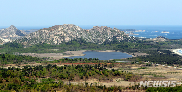 【서울=뉴시스】지난달 28일 금강산 전망대(717OP)에서 바라본 구선봉과 감호(호수)의 모습. 2019.05.03. (사진=국방일보 제공) photo@newsis.com