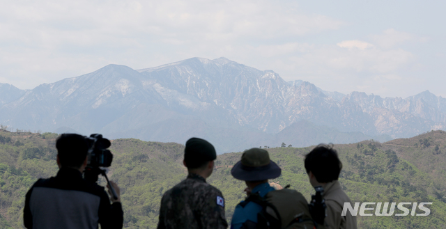 【서울=뉴시스】정부는 지난달 27일부터 DMZ 평화의길 고성 구간을 민간에 개방했다. 사진은 지난 28일 금강산 전망대에서 바라본 금강산 모습. 2019.05.03. (사진=국방일보 제공) photo@newsis.com