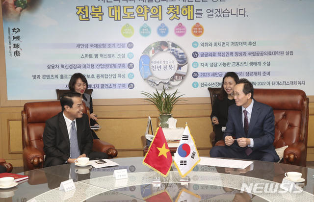 【전주=뉴시스】김민수 기자 = 전라북도와 베트남 까마우성의 우호교류협약식을 위해 3일 전북도청을 방문한 베트남 까마우성 즈엉 탄빈 당서기(서열1위)와 턴 득 흐엉 부성장(서열3위)등 베트남 방문단이 송하진 도지사와 함께 간담회를 갖고 있다. photo@newsis.com
