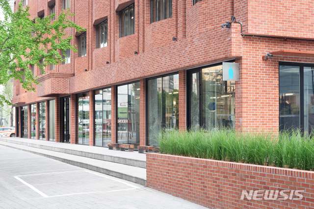 【서울=뉴시스】 블루보틀 성수점 외부 전경 (사진 제공=블루보틀)