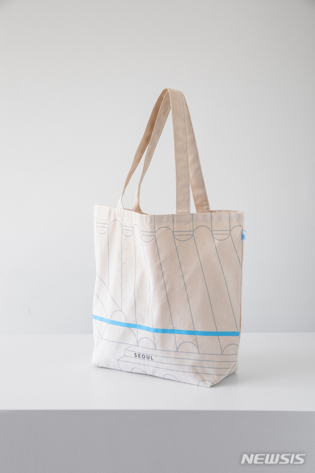 【서울=뉴시스】 블루보틀 서울 토트백 (사진 제공=블루보틀)