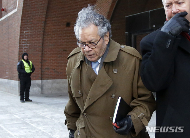 [뉴욕= AP/뉴시스] 올해 1월 보스턴 법원에서 유죄판결을 받은 제약사 인시스의 창업주 존 카푸어가 법원을 나서고 있다. 