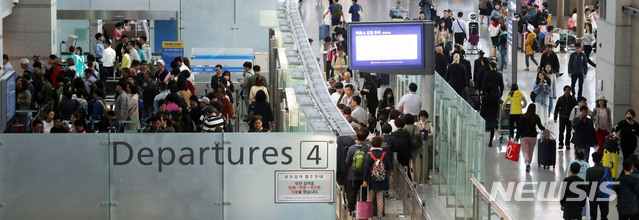 【인천공항=뉴시스】홍효식 기자 = 5월 어린이날 연휴를 하루 앞둔 3일 오전 인천국제공항 제1터미널 출국장에 여행객들로 북적이고 있다. 2019.05.03.&nbsp; yesphoto@newsis.com