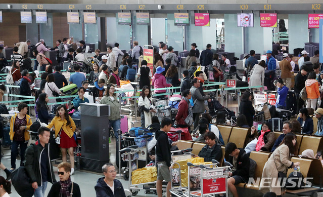 【인천공항=뉴시스】홍효식 기자 = 5월 어린이날 연휴를 하루 앞둔 3일 오전 인천국제공항 제1터미널 출국장에 여행객들로 북적이고 있다. 2019.05.03. yesphoto@newsis.com