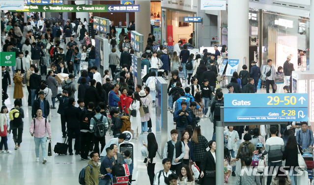 【인천공항=뉴시스】홍효식 기자 = 5월 어린이날 연휴를 하루 앞둔 3일 오전 인천국제공항 제1터미널 면세점에서 여행객들이 쇼핑을 하고 있다. 2019.05.03. yesphoto@newsis.com