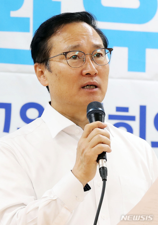 【서울=뉴시스】박미소 기자 = 홍영표 더불어민주당 원내대표가 3일 오전 서울 관악구 구암유치원에서 열린 '유치원 공공성 강화를 위한 국내 1호 공립전환 유치원 더불어민주당 현장최고위원회'에서 발언하고 있다.  매입형 유치원 정책은 사립유치원을 매입하여 공립으로 전환해 유아교육 공공성 강화를 위한 정부 정책이다.2019.05.03.  misocamera@newsis.com