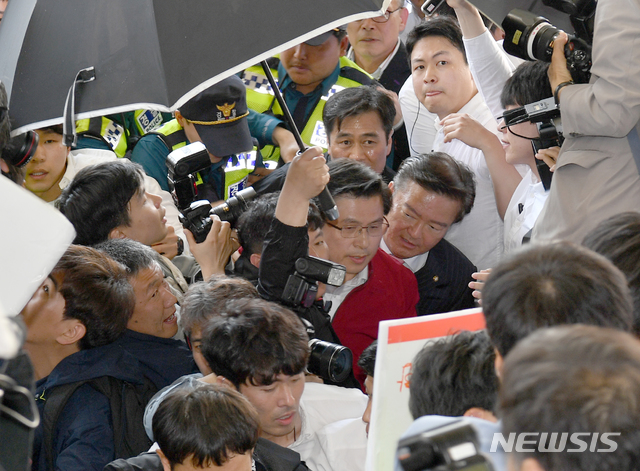 【광주=뉴시스】류형근 기자 = 자유한국당 황교안 대표가 3일 오전 광주 광산구 광주송정역광장에서 '문재인 STOP! 광주시민 심판합니다' 행사를 마친 뒤 빠져나가고 있다. 지역 5·18 단체 등 시민단체가 '자유한국당 해체' 등을 촉구하며 황 대표 길을 막고 있다. 2019.05.03 hgryu77@newsis.com