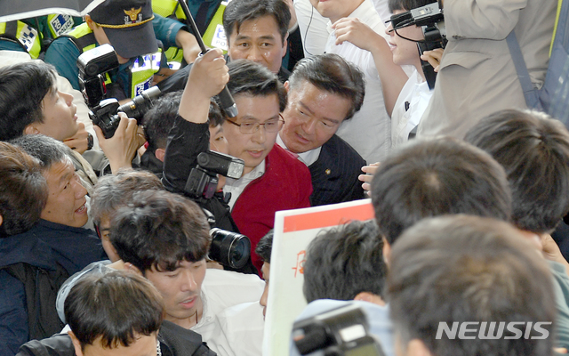 【광주=뉴시스】류형근 기자 = 자유한국당 황교안 대표가 3일 오전 광주 광산구 광주송정역광장에서 '문재인 STOP! 광주시민 심판합니다' 행사를 마친 뒤 빠져나가고 있다. 지역 5·18 단체 등 시민단체가 '자유한국당 해체' 등을 촉구하며 황 대표 길을 막고 있다. 2019.05.03 hgryu77@newsis.com