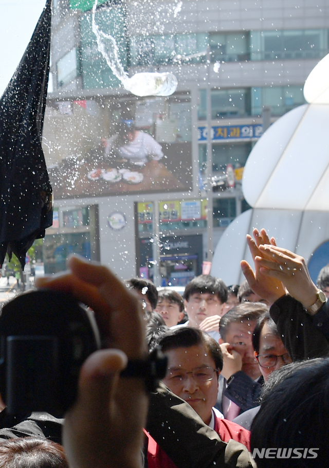 【광주=뉴시스】류형근 기자 = 자유한국당 황교안 대표가 3일 오전 광주 광산구 광주송정역광장에서 '문재인 STOP! 광주시민 심판합니다' 행사를 마친 뒤 빠져나갈 때 지역 5·18 단체 등 시민단체가 플라스틱 물병을 던지며 항의하고 있다. 2019.05.03&nbsp; hgryu77@newsis.com 
