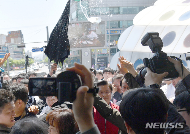 【광주=뉴시스】류형근 기자 = 자유한국당 황교안 대표가 3일 오전 광주 광산구 광주송정역광장에서 '문재인 STOP! 광주시민 심판합니다' 행사를 마친 뒤 빠져나갈 때 지역 5·18 단체 등 시민단체가 플라스틱 물병을 던지며 항의하고 있다. 2019.05.03  hgryu77@newsis.com