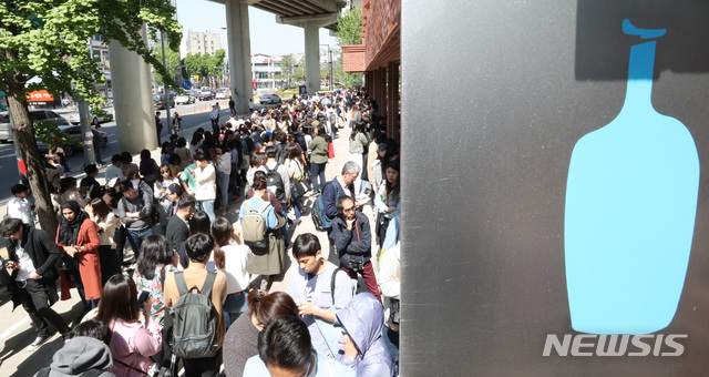 【서울=뉴시스】 전진환 기자 = 3일 오전 서울 성동구 성수동에 1호점이 개장한 미국 커피브랜드 블루보틀에서 시민들이 매장에 입장하기 위해 줄 지어 서있다. 2019.05.03.&nbsp; amin2@newsis.com