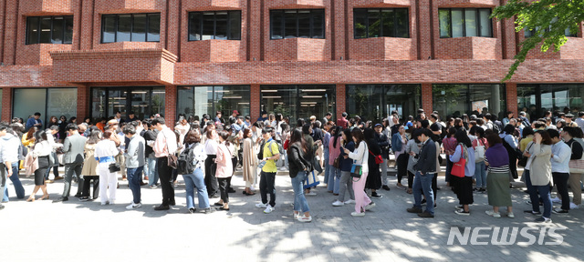 【서울=뉴시스】 전진환 기자 = 3일 오전 서울 성동구 성수동에 1호점이 개장한 미국 커피브랜드 블루보틀에서 시민들이 매장에 입장하기 위해 줄 지어 서있다. 2019.05.03.&nbsp; amin2@newsis.com