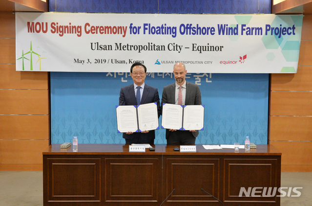 【울산=뉴시스】배병수 기자 = 3일 오전 울산시청 7층 상황실에서 송철호 울산시장과 노루웨이의 국영 석유·가스·전력회사인 에퀴노르의 스테판 불 선임 부사장 등이 ‘울산 앞바다에 부유식 해상풍력 발전단지 조성을 위한 업무협약(MOU)’을 체결한 뒤 기념촬영을 하고 있다. 2019.05.03. bbs@newsis.com.