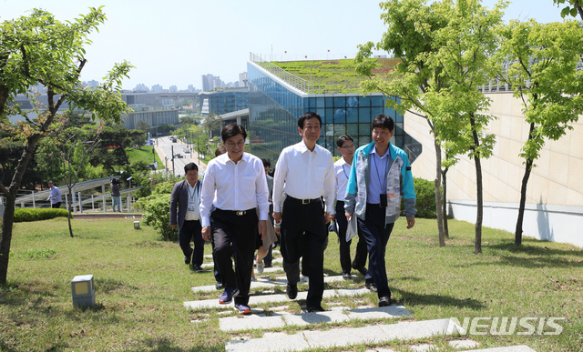 【세종=뉴시스】강종민 기자 = 진영 행정안전부 장관과 이춘희 세종시장 등이 3일 오후 정부세종청사 옥상정원을 둘러보고 있다. 세계 최대 규모의 옥상정원으로 기네스북에 등재된 정부세종청사 옥상정원의 일부구간이 오는 4∼6일과 18∼19일 등 총 5일 동안 오전 10시부터 오후 4시까지 일반에 시범 개방된다. 2019.05.03. ppkjm@newsis.com