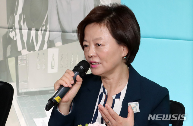 【서울=뉴시스】이영환 기자 = 진선미 여성가족부 장관이 지난 3일 오후 서울 은평구 은평여성새로일하기센터에서 경력단절여성 지원 확대를 위한 여성가족부-신한희망재단 현장 간담회를 하고 있다. 여성가족부는 17일 위기청소년 관리·지원을 강화하는 지역사회 위기청소년 지원 강화 방안(안)을 사회관계장관회의에 안건으로 올렸다.2019.05.03. 20hwan@newsis.com