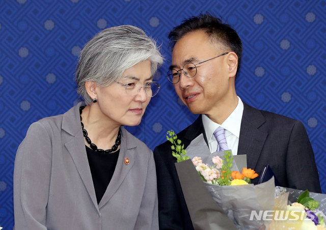 【서울=뉴시스】김병문 기자 = 강경화(왼쪽) 외교부 장관과 김준구 주호놀룰루 총영사가 3일 오후 서울 종로구 외교부 청사에서 열린 총영사 임명장 전수식에 참석해 대화를 나누고 있다. 2019.05.03.&nbsp; dadazon@newsis.com