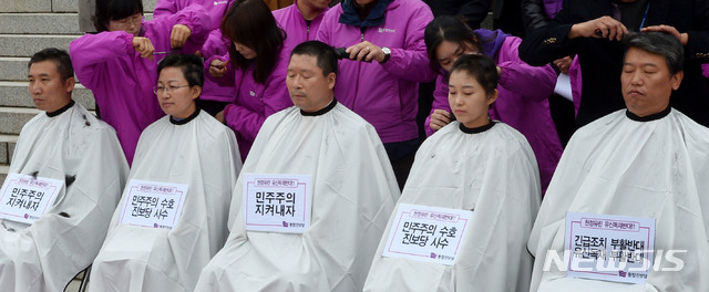 【서울=뉴시스】통합진보당 오병윤 원내대표를 비롯한 김선동, 김미희, 김재연, 이상규 의원이 2013년 11월 서울 여의도 국회 본청 앞 계단에서 열린 민주주의 수호 통합진보당 사수 결의대회에서 삭발식을 하고 있는 모습.(사진: 뉴시스 DB) 2013.11.06