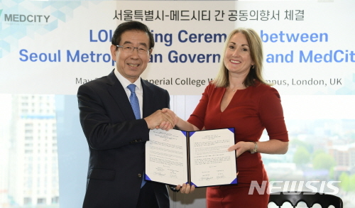 【서울=뉴시스】영국 런던을 방문 중인 박원순(왼쪽) 서울시장이 3일 오후 2시 30분(현지시간) 임페리얼 컬리지 화이트시티 캠퍼스에서 사라 헤이우드 메드시티 대표와 '서울시-메디시티'간 공동의향서를 체결하고 있다. 2019.05.03. (사진=서울시 제공)