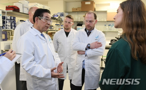 【서울=뉴시스】영국 런던을 방문 중인 박원순 서울시장이 3일 오후 2시 30분(현지시간) 흰 가운과 보호용 안경을 착용하고 메디시티 내 ‘식스폴드’ 연구실 내부를 살펴보고 있다. 2019.05.03. (사진=서울시 제공)