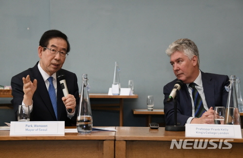 영국 런던을 방문 중인 박원순(왼쪽) 서울시장이 3일 오후 4시(현지시간) 킹스컬리지런던 캠퍼스서 프랭크 켈리(오른쪽) 교수를 만나 대기질 정책에 대한 의견을 교환하고 있다. (사진=서울시 제공) 2019.05.03.