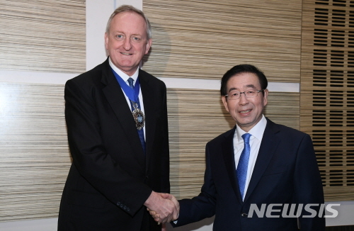  영국 런던을 방문 중인 박원순 시장(오른쪽)이 3일 오전 9시 20분(현지시간) 레오나르도 로얄 세인트 폴스 호텔에서 피터 에스트린 시티오브런던 로드메이어(왼쪽)와 악수하고 있다.2019.05.03. (사진=서울시 제공)