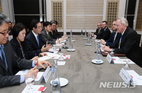 【서울=뉴시스】영국 런던을 방문 중인 박원순(왼쪽 앞에서 세번째) 시장이 3일 오전 9시 20분(현지시간) 레오나르도 로얄 세인트 폴스 호텔에서 만난 피터 에스트린(오른쪽 앞에서 첫번째) 시티오브런던 명예시장에게 서울시의 핀테크 산업 지원 정책을 설명하고 있다. 2019.05.03. (사진=서울시 제공)