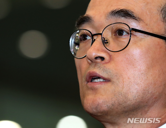 【인천공항=뉴시스】이윤청 기자 = 문무일 검찰총장이 해외 출장 일부 일정을 취소하고 4일 오전 인천국제공항을 통해 조기 귀국하며 취재진의 질문에 답하고 있다.&nbsp; 문 총장은 지난 1일 검·경 수사권 조정 법안이 패스트트랙으로 지정된 것과 관련해 "우려를 금할 수 없다"며 공개적으로 반발 입장을 밝혔다. 2019.05.04.&nbsp; radiohead@newsis.com 