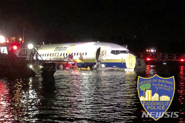 【잭슨빌=AP/뉴시스】 미국 보잉 737 군전세기가 3일 밤(현지시간) 플로리다주 잭슨빌 소재 해군공항에 착륙하다가 활주로를 이탈하면서 강으로 돌진하는 사고가 발생했다. 사고기는 승객과 승무원 143명을 태웠지만 다행히 사망자는 없었고 21명만 다쳤다. 2019.05.04 