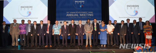 【서울=뉴시스】이영환 기자 = 아시아개발은행(ADB) 연차총회 참석차 피지 난디를 방문중인 홍남기 경제부총리 겸 기획재정부 장관이 4일(현지시각) 쉐라톤 호텔에서 차기 연차총회 개최국인 대한민국 홍보행사를 열고 참석자들과 기념촬영을 하고 있다. 2019.05.04. (사진=기획재정부 제공) photo@newsis.com