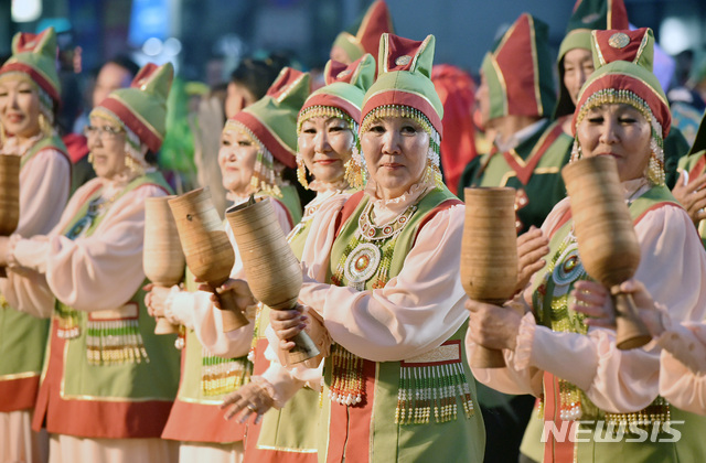 【대구=뉴시스】2019 대구 컬러풀 페스티벌 축제가 열린 2019년 4일 오후 대구 중구 동인동 국채보상로 일대에서 참가팀들이 개막을 알리는 프리 플래쉬몹을 하고 있다. 2020년과 2021년 행사는 코로나19로 인해 취소됐다. 뉴시스DB. 2021.09.02. photo@newsis.com