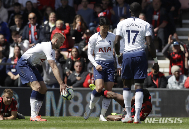 【본머스(영국)=AP/뉴시스】잉글랜드 프로축구 프리미어리그(EPL) 토트넘의 손흥민(가운데)이 4일(한국시간) 영국 본머스의 바이탈리티 스타디움에서 벌어진 본머스와의 2018~2019 EPL 37라운드에서 선발 출전해 전반 43분 퇴장 당했다. 상대 선수를 거칠게 밀어 레드카드를 받았다.