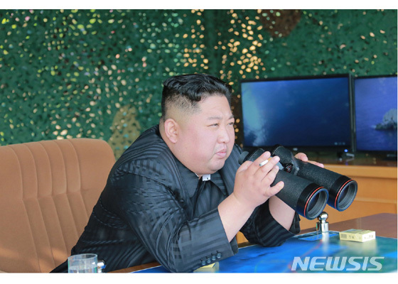 【서울=뉴시스】 북한 노동신문은 김정은 북한 국무위원장이 지난 4일 동해상에서 대구경 장거리 방사포, 전술유도무기의 타격 훈련을 지도했다고 보도했다. 2019.05.05. (사진=노동신문) photo@newsis.com 