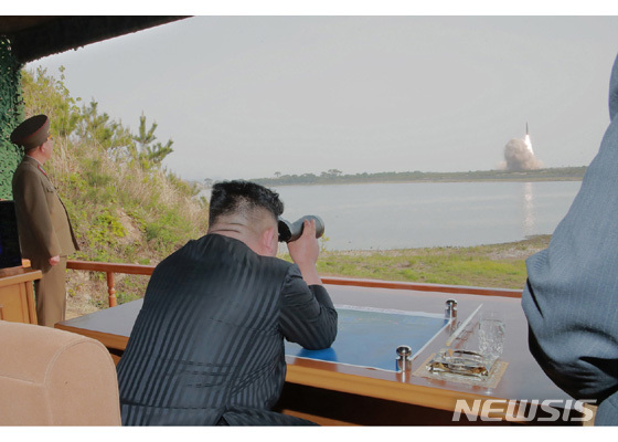 김정은, 동해상 장거리방사포·전술유도무기 훈련 직접 지도(종합)