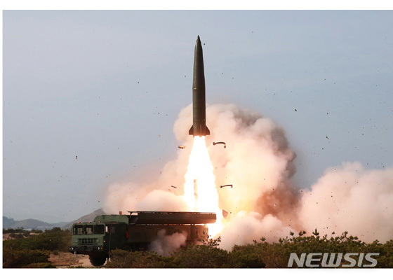 【서울=뉴시스】 북한 노동신문은 김정은 북한 국무위원장이 지난 4일 동해상에서 대구경 장거리 방사포, 전술유도무기의 타격 훈련을 지도했다고 보도했다. 2019.05.05. (사진=노동신문) photo@newsis.com